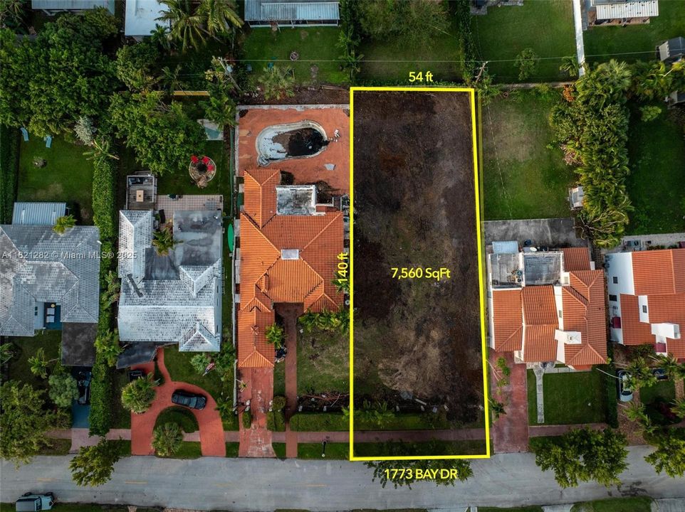 En Venta: $1,270,000 (0.17 acres)