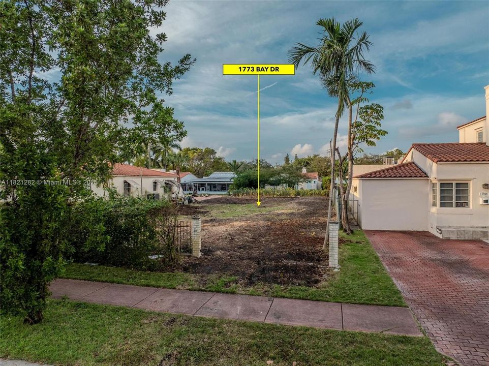 En Venta: $1,270,000 (0.17 acres)