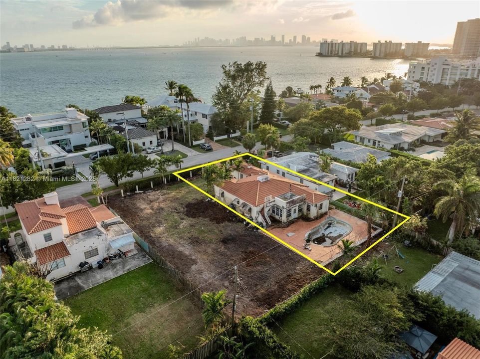 En Venta: $1,270,000 (0.17 acres)