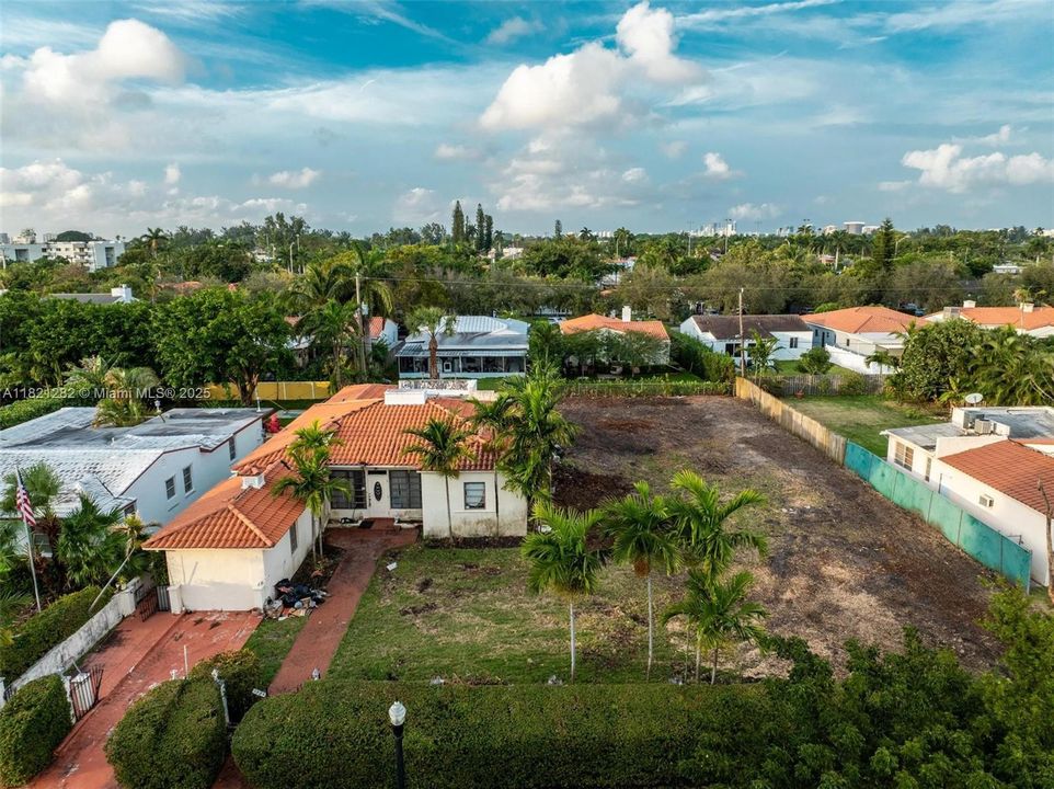 En Venta: $1,270,000 (0.17 acres)