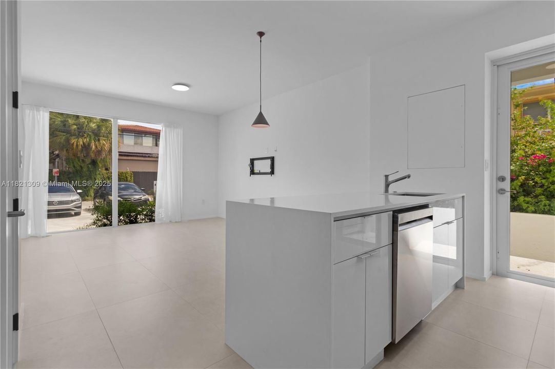 Recently Rented: $3,150 (3 beds, 2 baths, 1210 Square Feet)