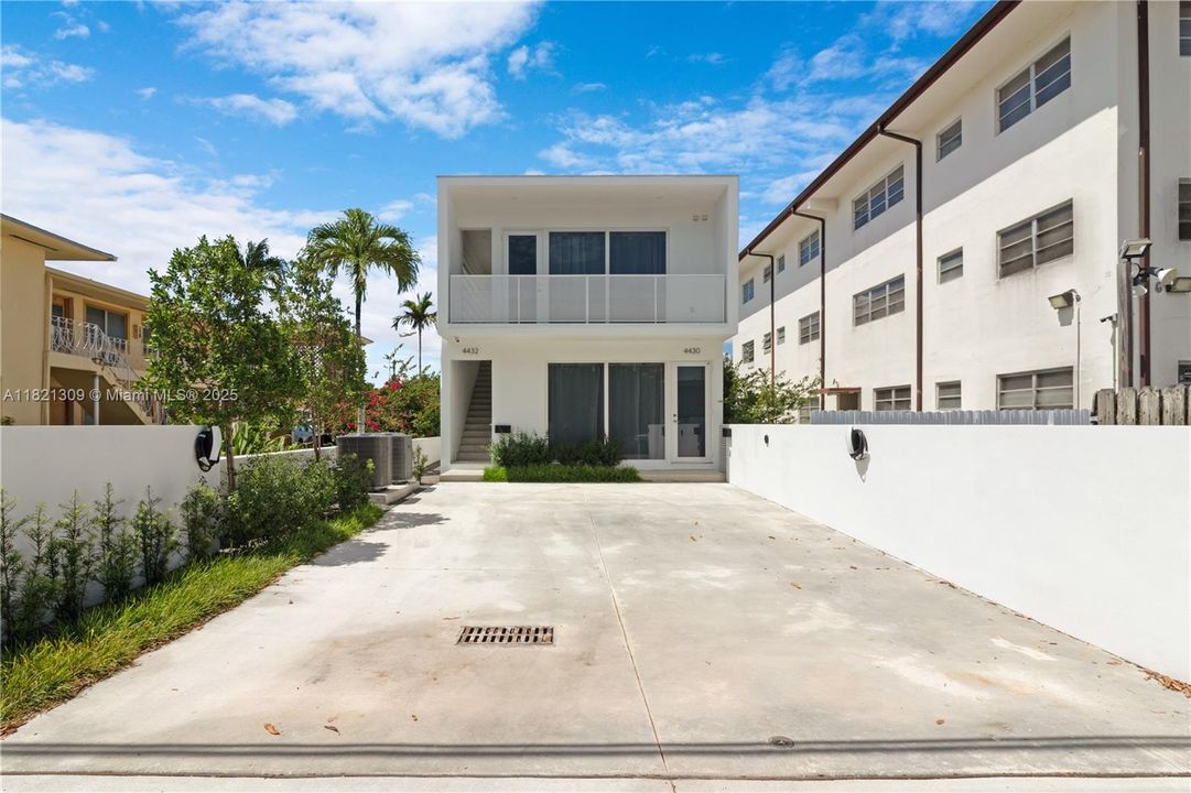 Recently Rented: $3,150 (3 beds, 2 baths, 1210 Square Feet)