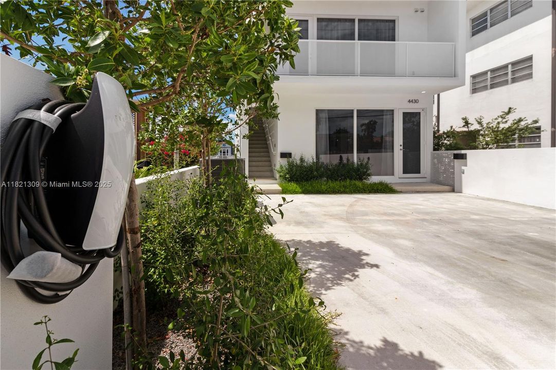 Recently Rented: $3,150 (3 beds, 2 baths, 1210 Square Feet)