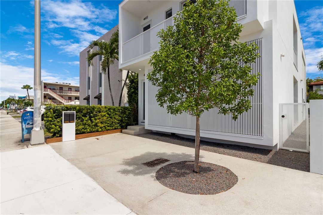 Recently Rented: $3,150 (3 beds, 2 baths, 1210 Square Feet)