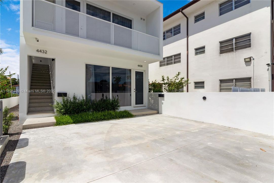 Recently Rented: $3,150 (3 beds, 2 baths, 1210 Square Feet)