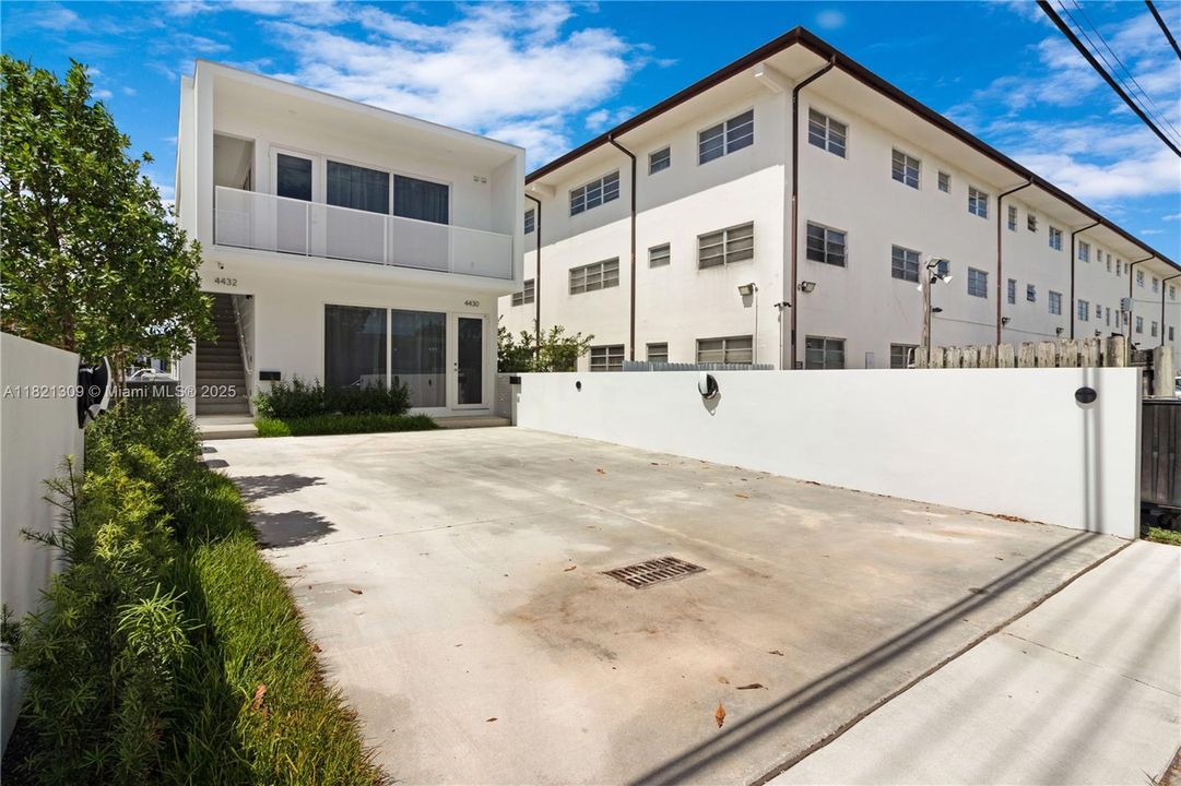 Recently Rented: $3,150 (3 beds, 2 baths, 1210 Square Feet)