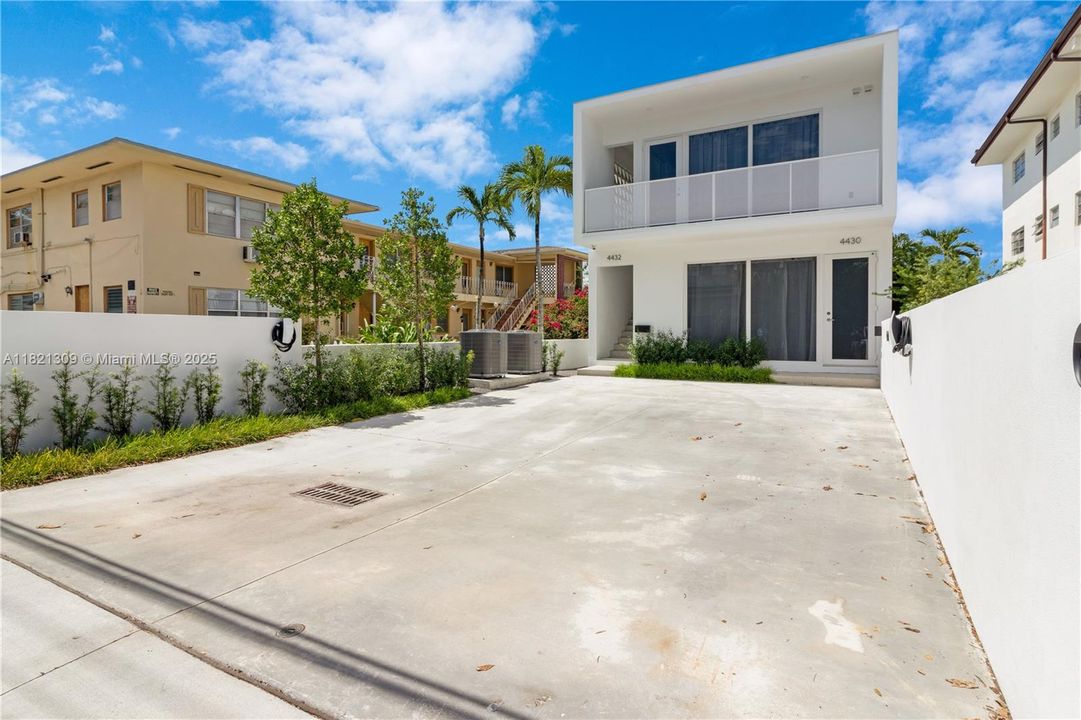 Recently Rented: $3,150 (3 beds, 2 baths, 1210 Square Feet)