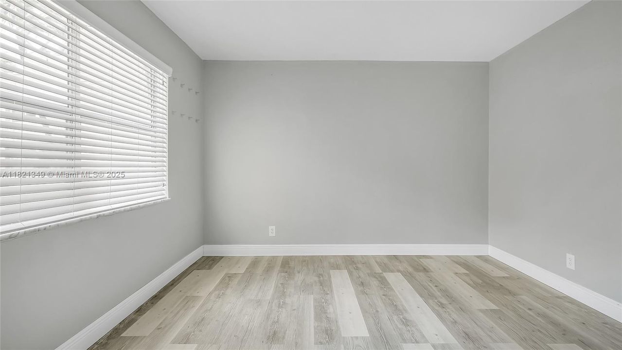 合同活跃: $199,000 (2 贝兹, 2 浴室, 1210 平方英尺)