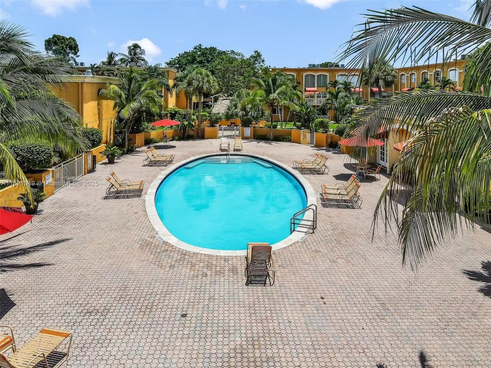 合同活跃: $199,000 (2 贝兹, 2 浴室, 1210 平方英尺)