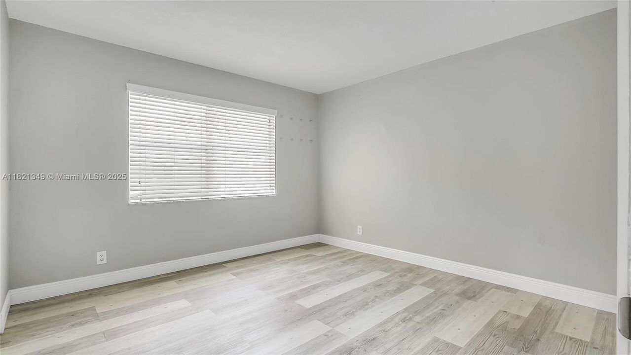 合同活跃: $199,000 (2 贝兹, 2 浴室, 1210 平方英尺)