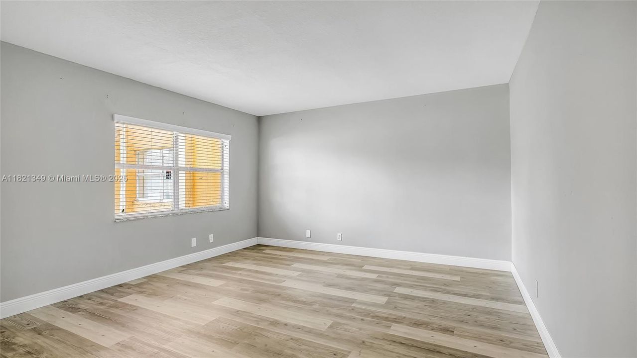 合同活跃: $199,000 (2 贝兹, 2 浴室, 1210 平方英尺)