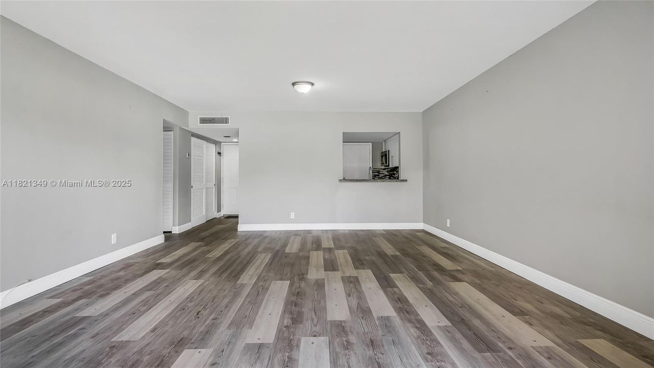 合同活跃: $199,000 (2 贝兹, 2 浴室, 1210 平方英尺)