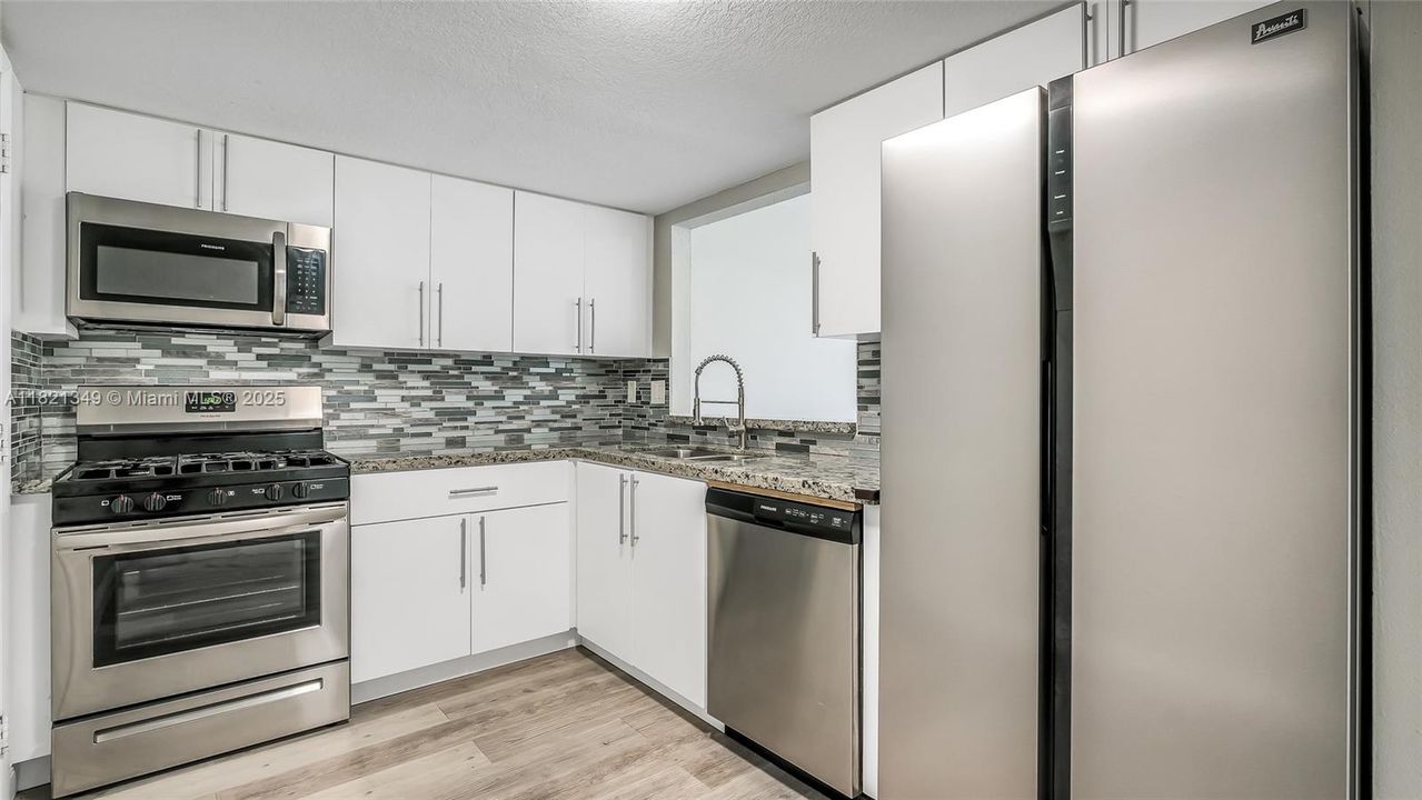 合同活跃: $199,000 (2 贝兹, 2 浴室, 1210 平方英尺)