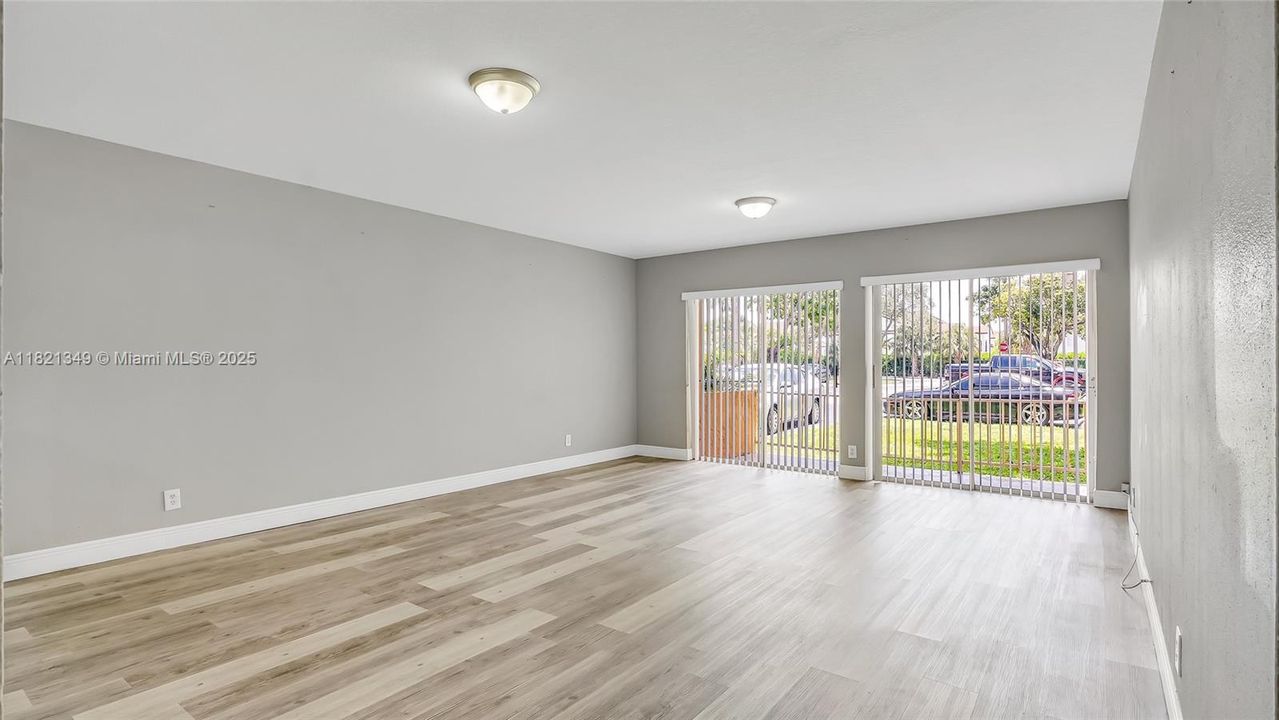 合同活跃: $199,000 (2 贝兹, 2 浴室, 1210 平方英尺)