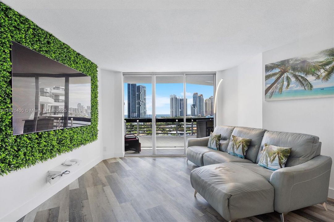 Recently Sold: $349,000 (1 beds, 1 baths, 1083 Square Feet)