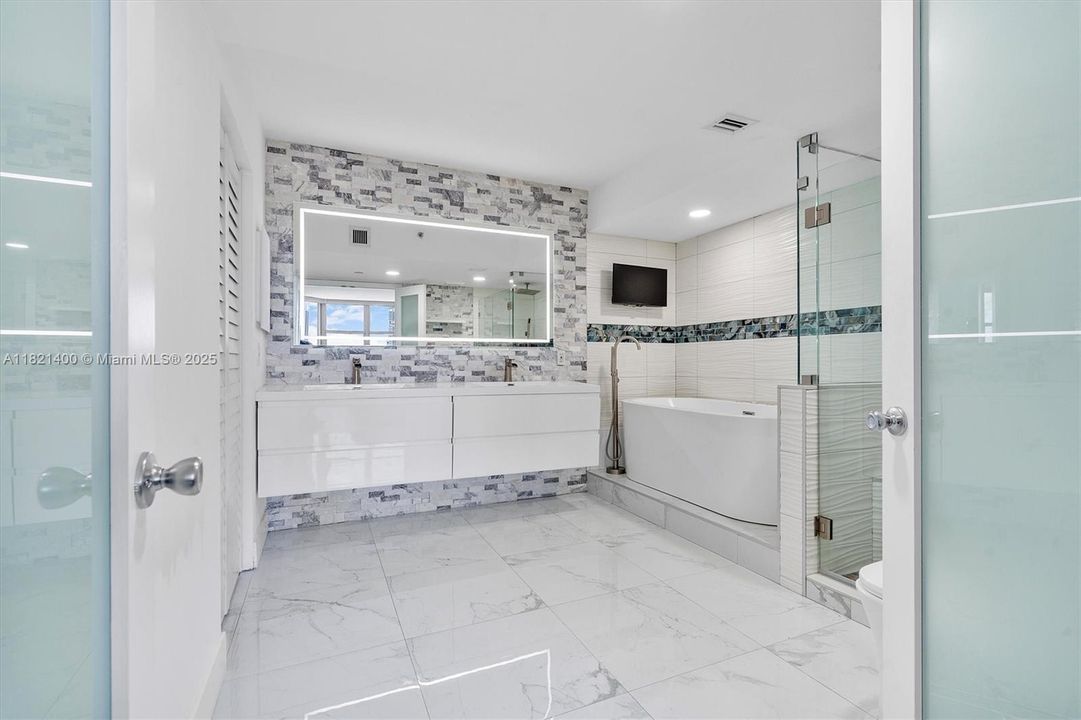 Recently Sold: $349,000 (1 beds, 1 baths, 1083 Square Feet)