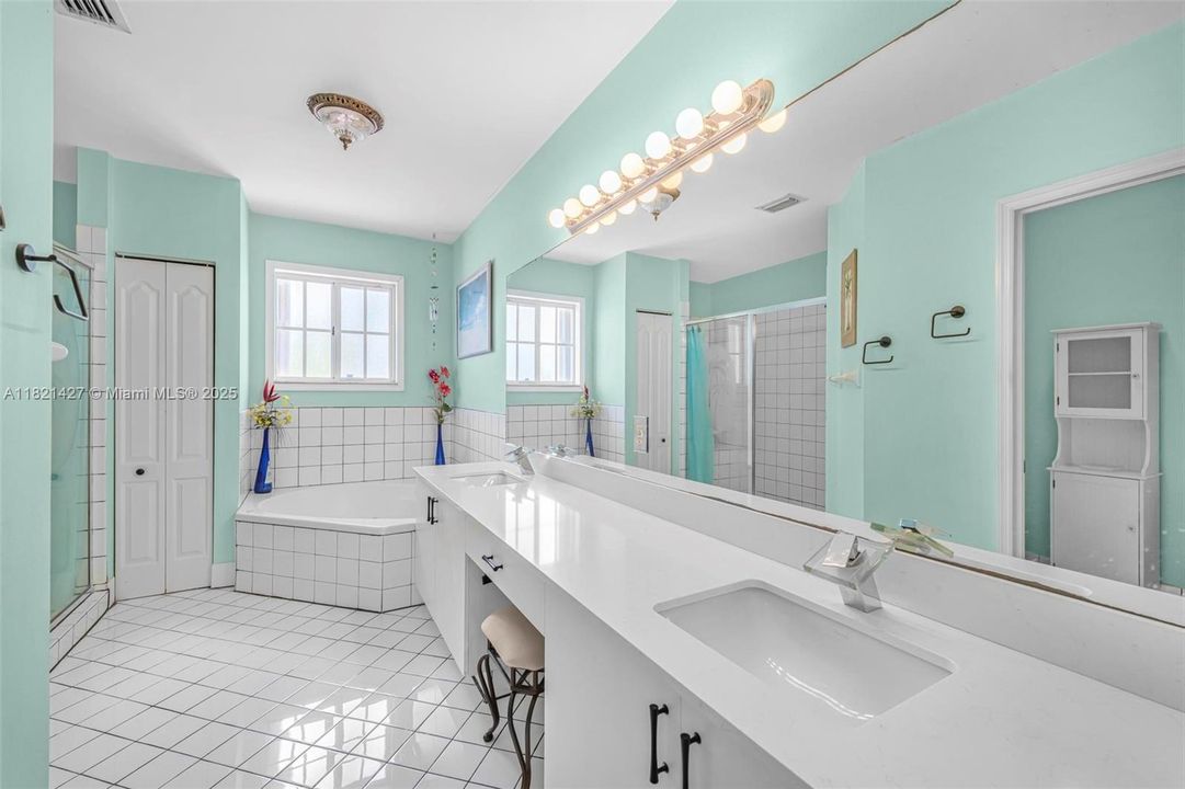 Recently Sold: $699,999 (4 beds, 2 baths, 2600 Square Feet)