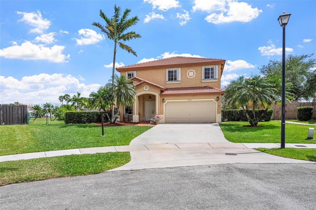 Recently Sold: $699,999 (4 beds, 2 baths, 2600 Square Feet)