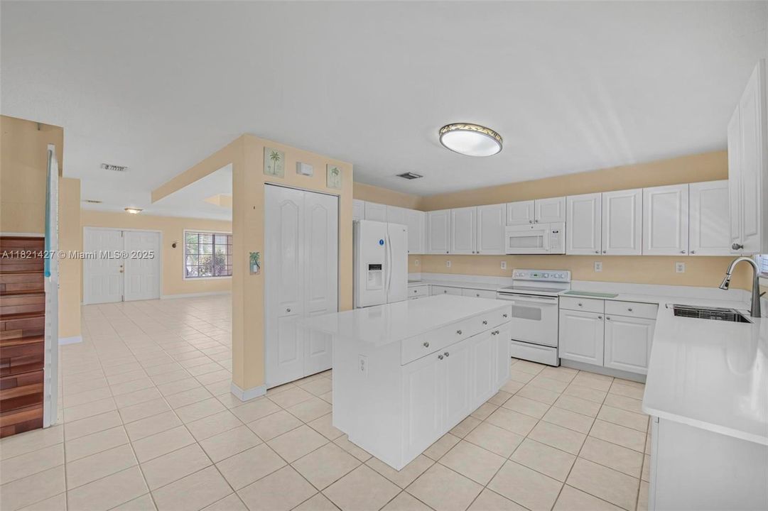 Recently Sold: $699,999 (4 beds, 2 baths, 2600 Square Feet)