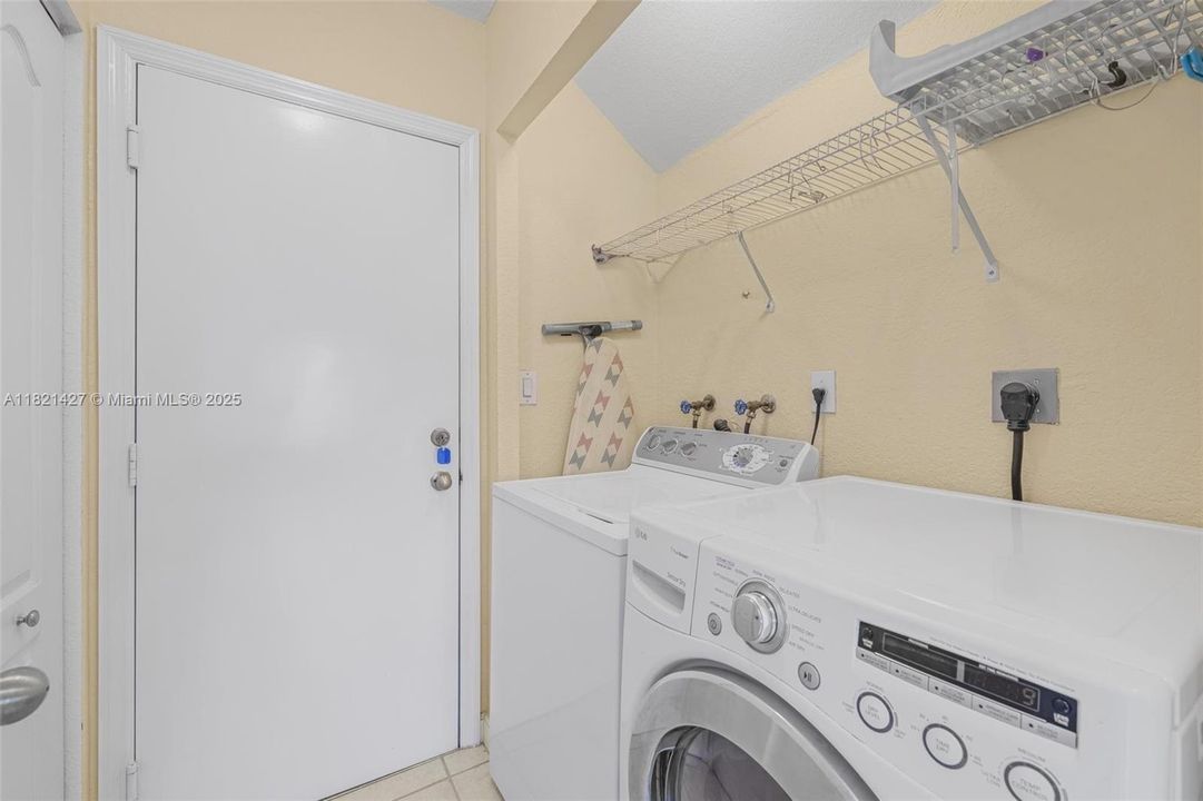 Recently Sold: $699,999 (4 beds, 2 baths, 2600 Square Feet)