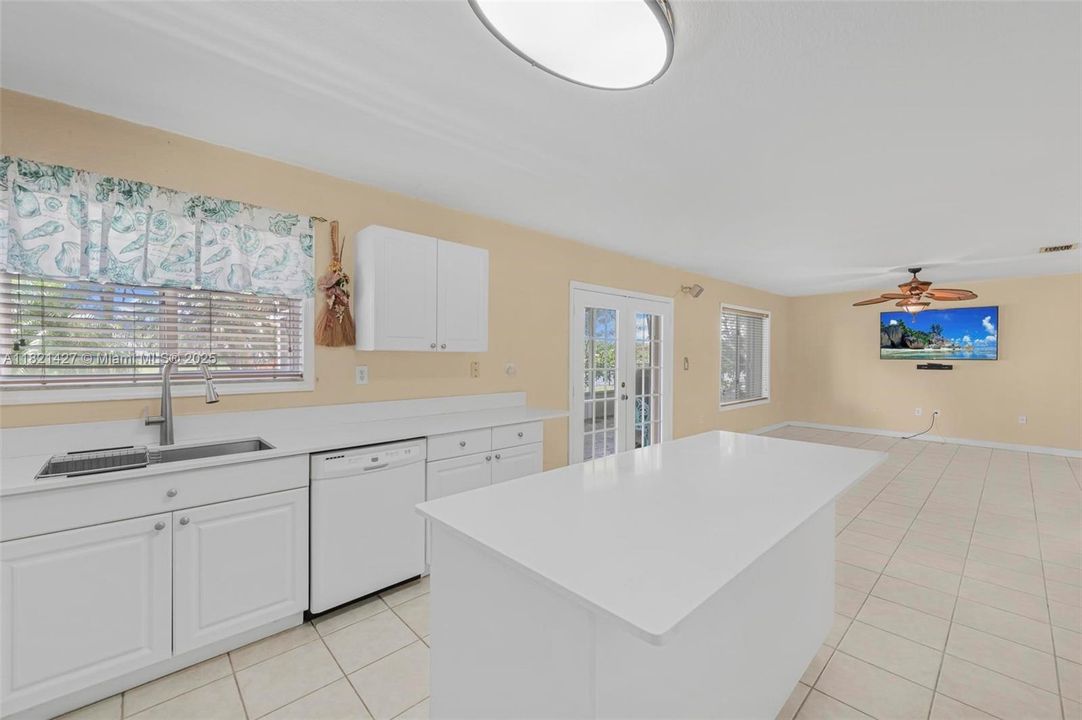 Recently Sold: $699,999 (4 beds, 2 baths, 2600 Square Feet)