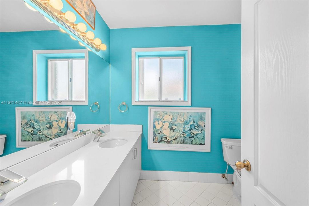 Recently Sold: $699,999 (4 beds, 2 baths, 2600 Square Feet)