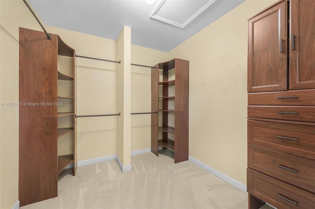 Recently Sold: $699,999 (4 beds, 2 baths, 2600 Square Feet)