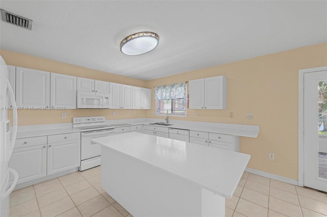 Recently Sold: $699,999 (4 beds, 2 baths, 2600 Square Feet)