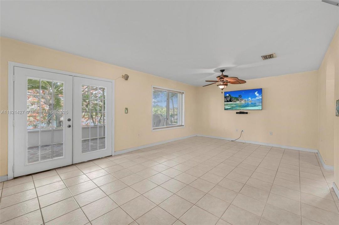 Recently Sold: $699,999 (4 beds, 2 baths, 2600 Square Feet)