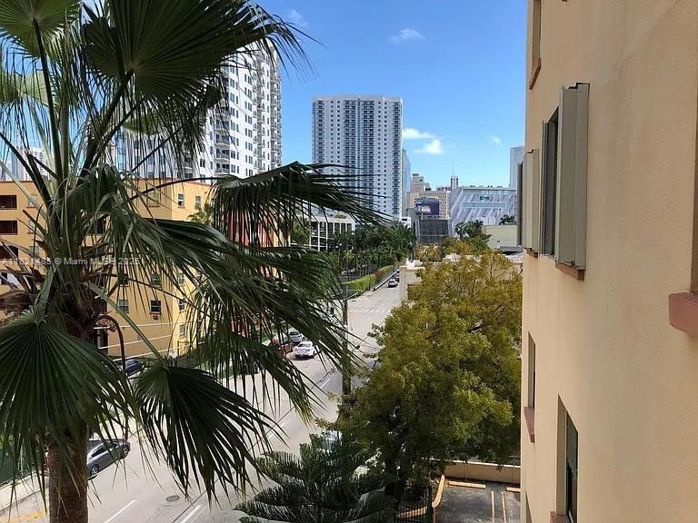 For Sale: $225,000 (1 beds, 1 baths, 603 Square Feet)