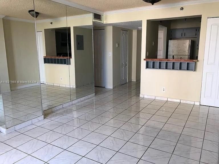 For Sale: $225,000 (1 beds, 1 baths, 603 Square Feet)