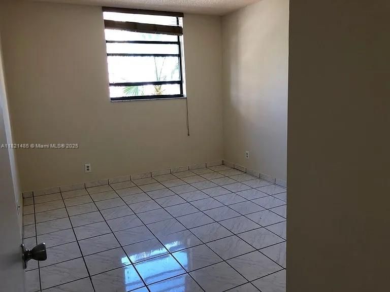 For Sale: $225,000 (1 beds, 1 baths, 603 Square Feet)