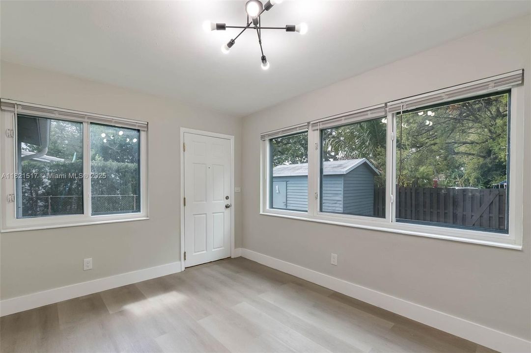 Recently Sold: $545,000 (3 beds, 2 baths, 1213 Square Feet)