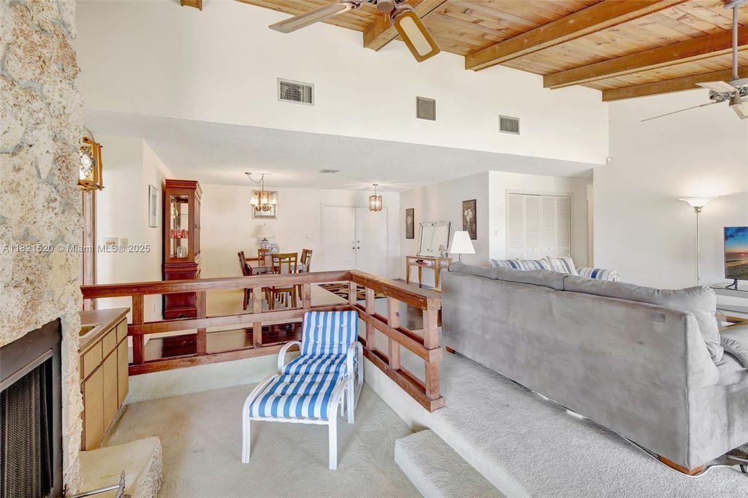 合同活跃: $700,000 (3 贝兹, 2 浴室, 2082 平方英尺)