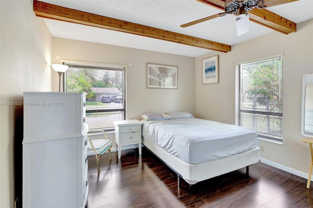 合同活跃: $700,000 (3 贝兹, 2 浴室, 2082 平方英尺)