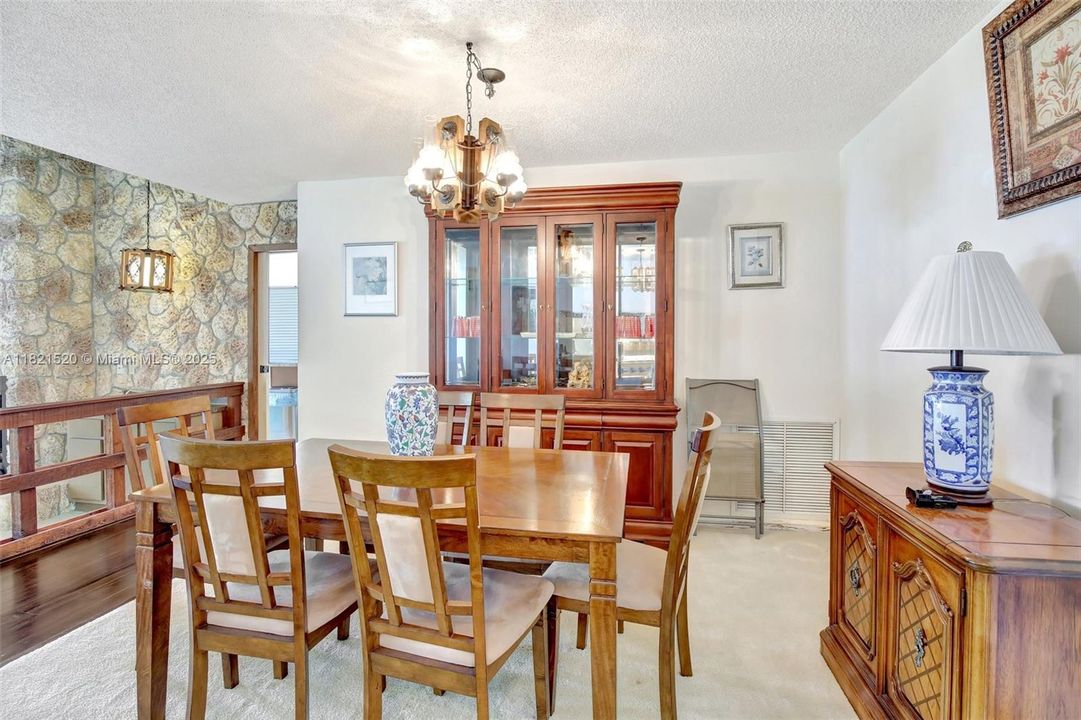 合同活跃: $700,000 (3 贝兹, 2 浴室, 2082 平方英尺)