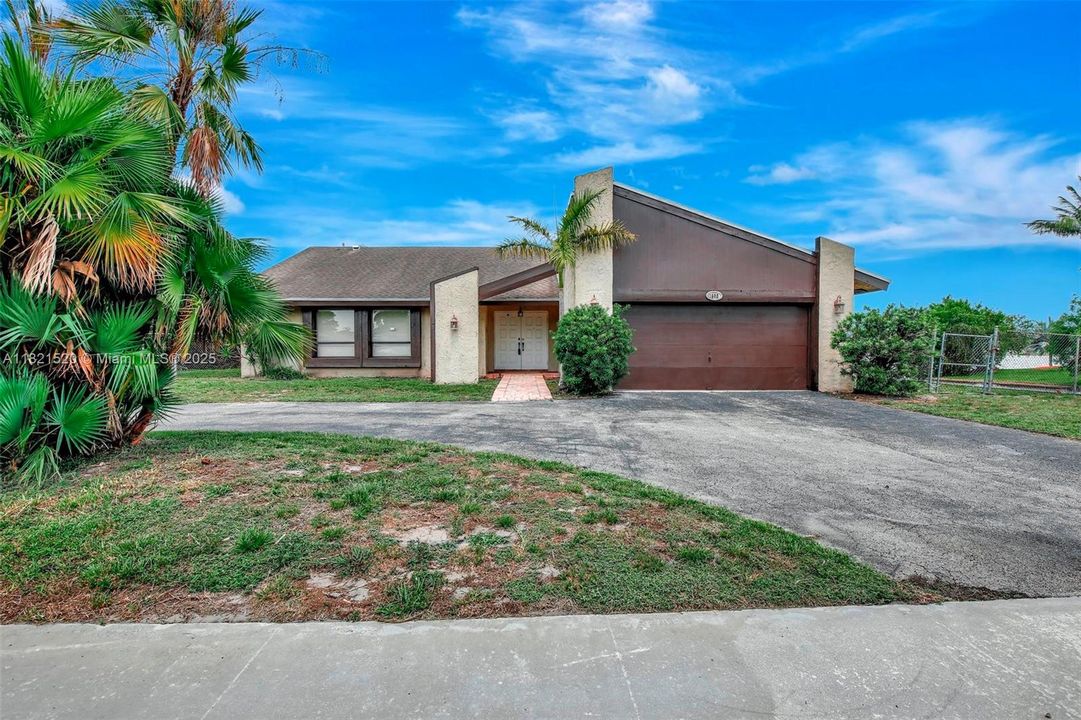 合同活跃: $700,000 (3 贝兹, 2 浴室, 2082 平方英尺)