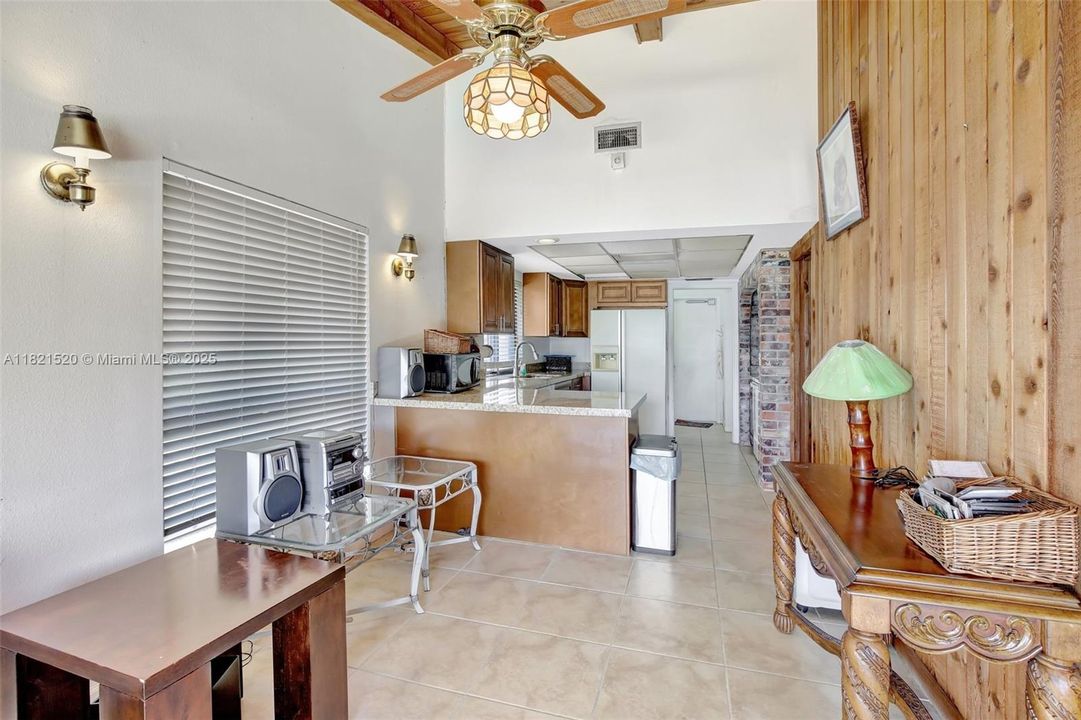 合同活跃: $700,000 (3 贝兹, 2 浴室, 2082 平方英尺)