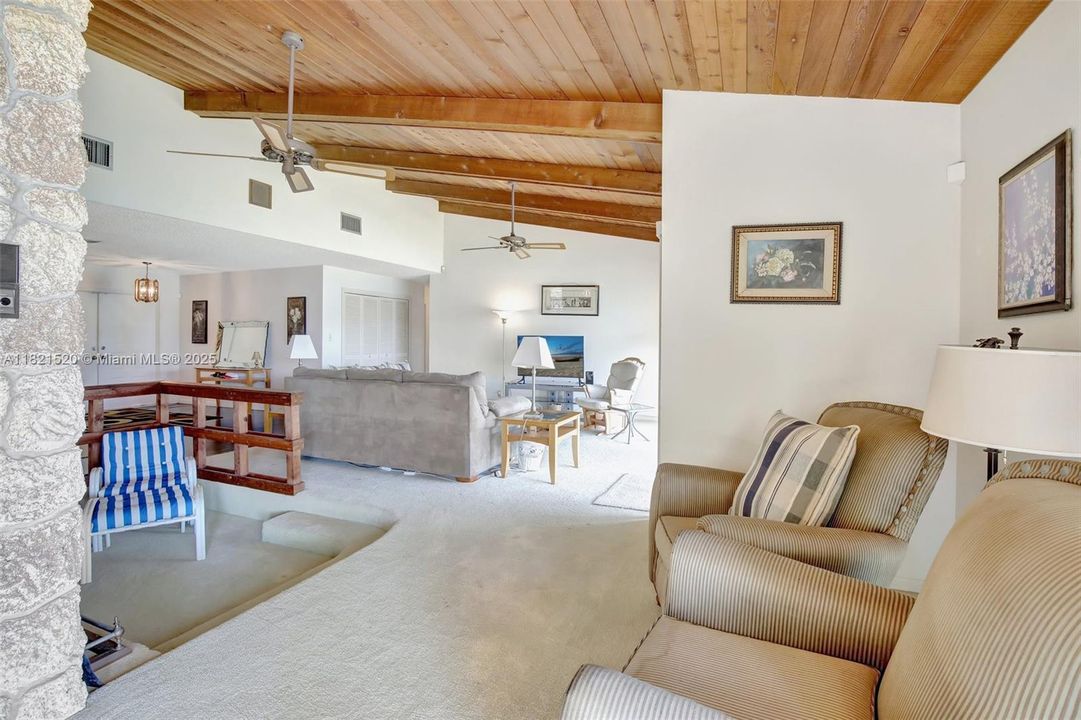 合同活跃: $700,000 (3 贝兹, 2 浴室, 2082 平方英尺)