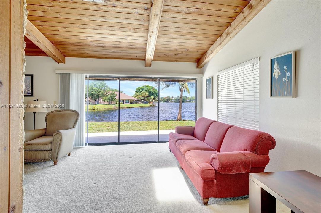 合同活跃: $700,000 (3 贝兹, 2 浴室, 2082 平方英尺)