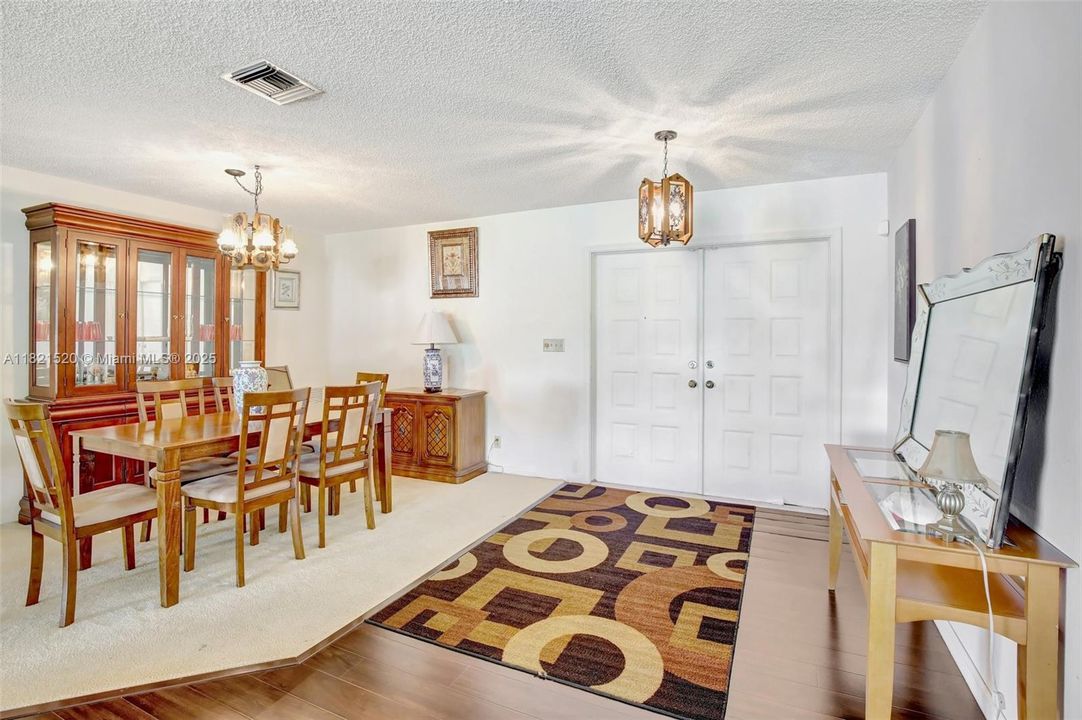 合同活跃: $700,000 (3 贝兹, 2 浴室, 2082 平方英尺)