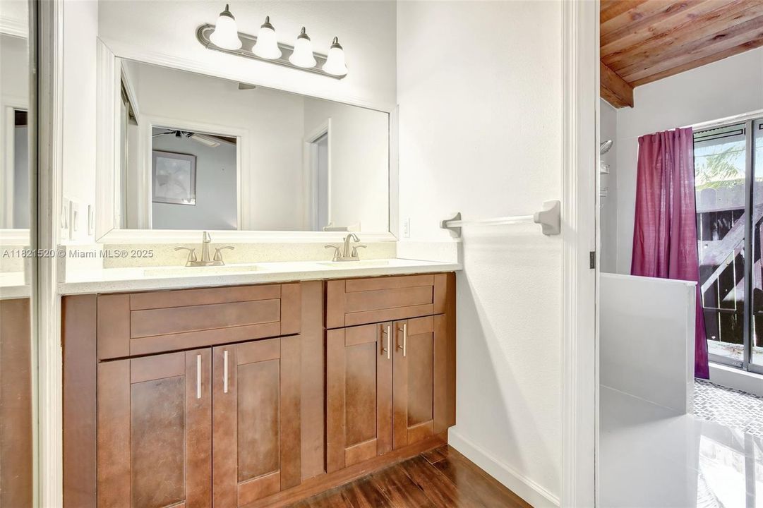 合同活跃: $700,000 (3 贝兹, 2 浴室, 2082 平方英尺)