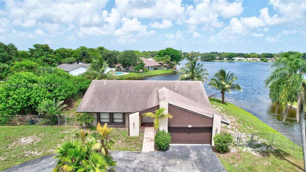 合同活跃: $700,000 (3 贝兹, 2 浴室, 2082 平方英尺)