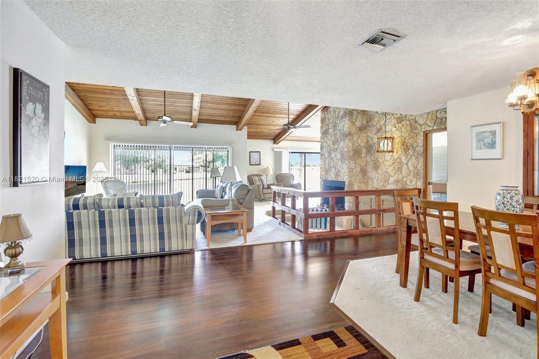 合同活跃: $700,000 (3 贝兹, 2 浴室, 2082 平方英尺)