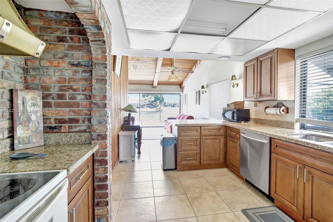 合同活跃: $700,000 (3 贝兹, 2 浴室, 2082 平方英尺)