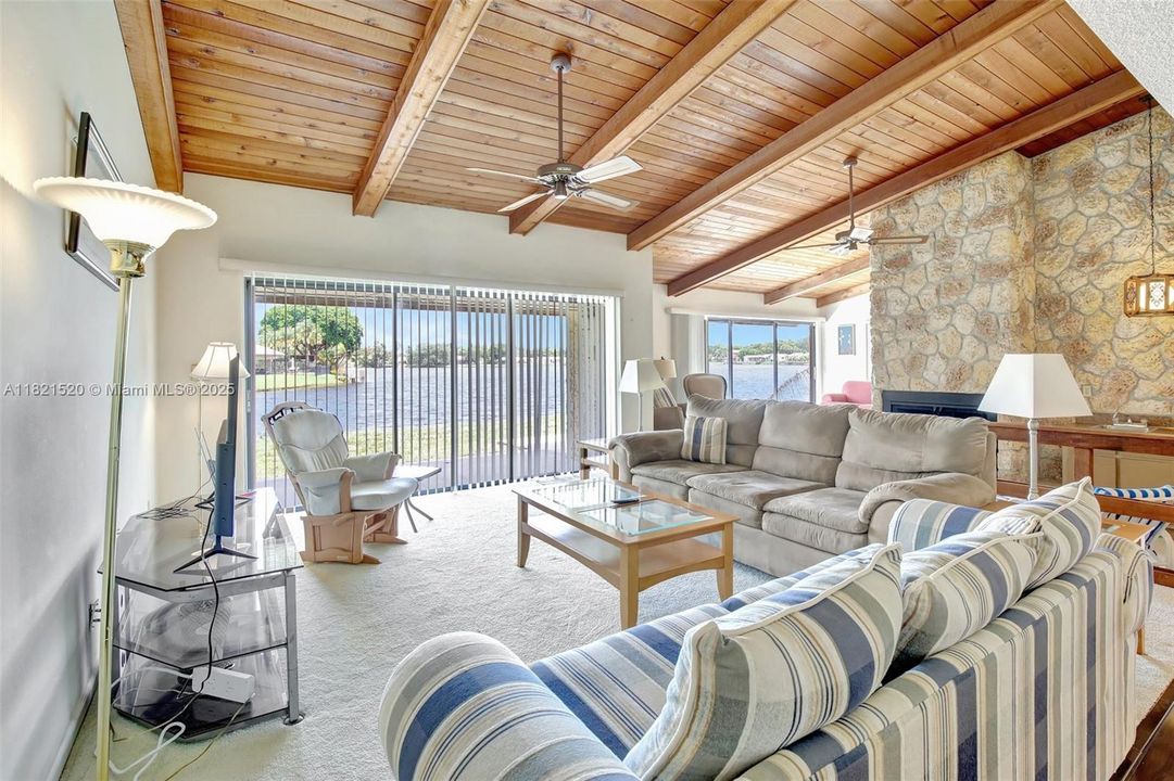 合同活跃: $700,000 (3 贝兹, 2 浴室, 2082 平方英尺)