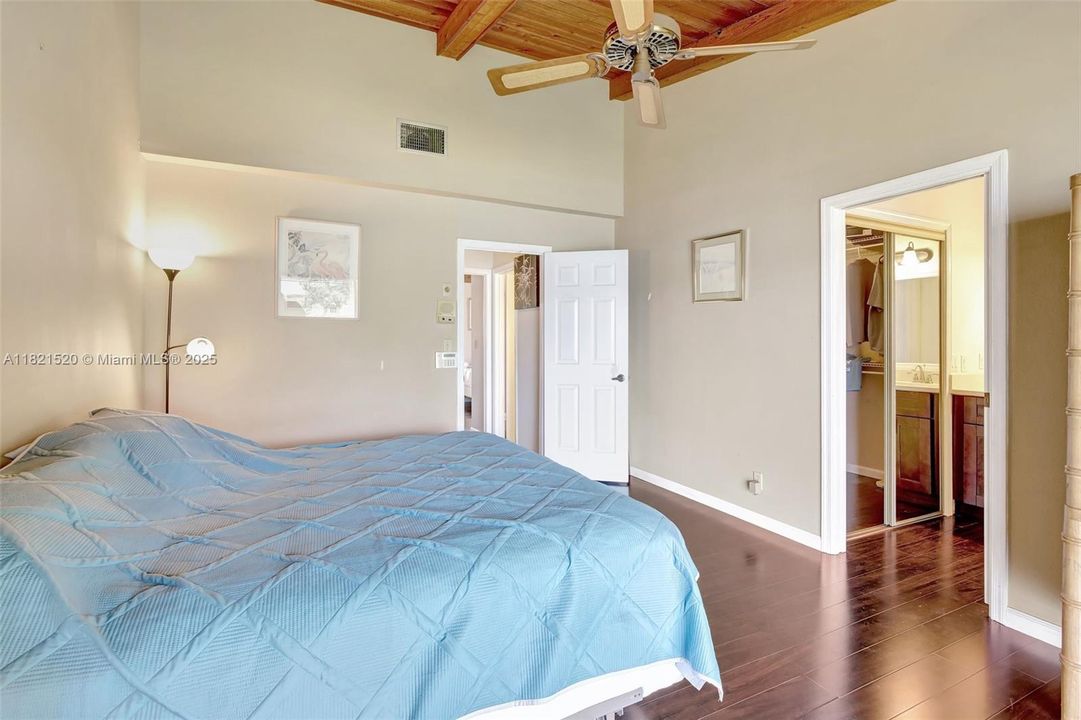 合同活跃: $700,000 (3 贝兹, 2 浴室, 2082 平方英尺)