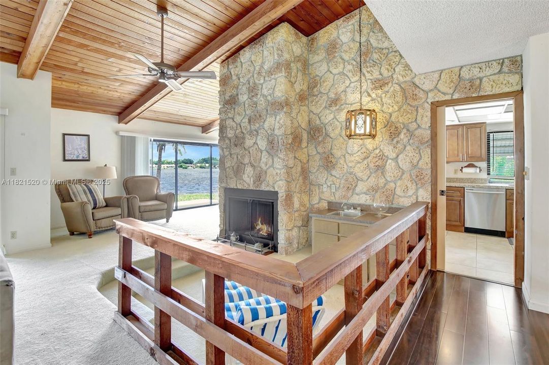 合同活跃: $700,000 (3 贝兹, 2 浴室, 2082 平方英尺)