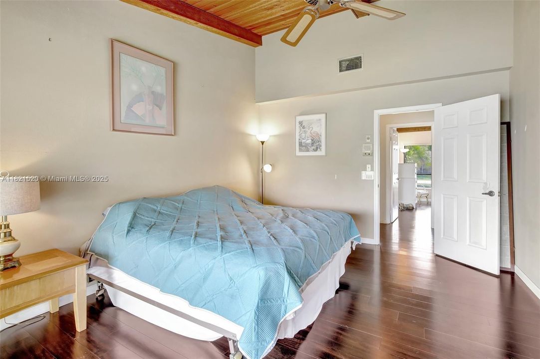 合同活跃: $700,000 (3 贝兹, 2 浴室, 2082 平方英尺)