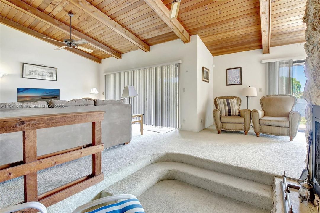 合同活跃: $700,000 (3 贝兹, 2 浴室, 2082 平方英尺)